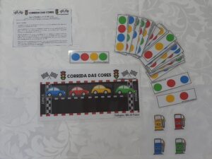 Jogo pedagógico corrida das cores.
