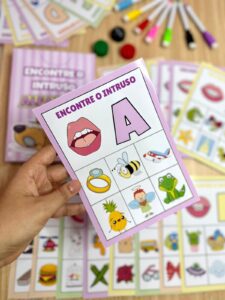 Encontre o intruso – Alfabeto