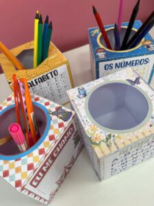 ARQUIVO – CRACHÁ DE MESA/PORTA LÁPIS