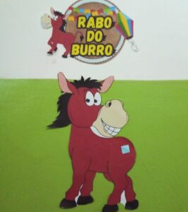 Brincadeira junina ( rabo do burro)