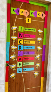 Painel de porta Aqui Você é incrivel