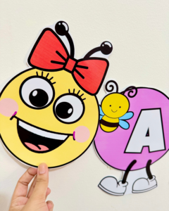 Recurso visual Centopeia das Vogais para turmas da Educação Infantil.