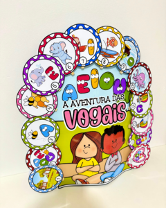 Luva Gigante “A Aventura das Vogais” para trabalhar o conteúdo com turmas da Educação Infantil.