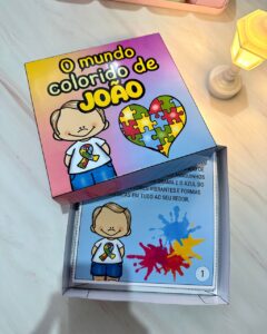 📦💙 História na Caixa – O Mundo Colorido de João 🌍✨| Dia Mundial de Conscientização do Autismo