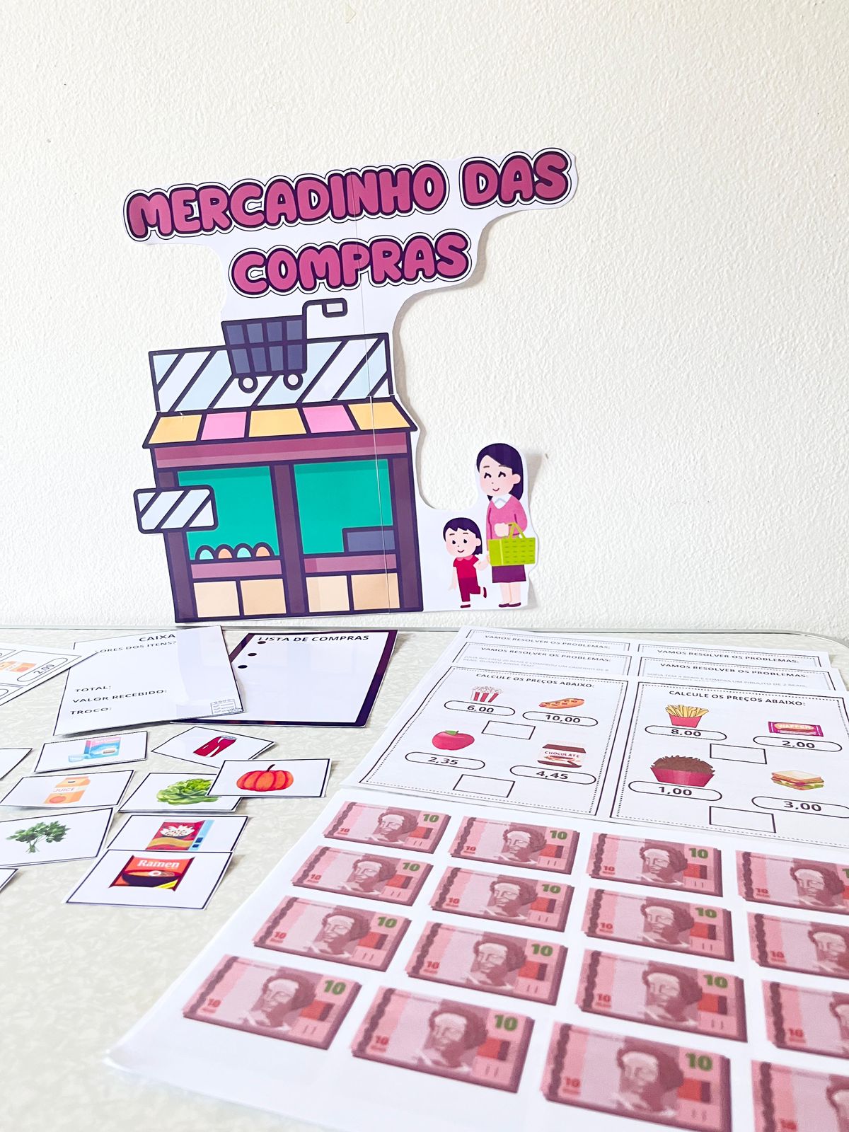 🛒 Mercadinho das Compras: Transforme a Brincadeira em Aprendizado! 🛒 Imagine uma atividade que faz os olhos das crianças brilharem enquanto elas aprendem! Com o Mercadinho das Compras, você transforma a sala de aula em um verdadeiro mercado, onde cada detalhe incentiva o aprendizado de matemática, comunicação e tomada de decisões de forma prática e divertida. O que vem no arquivo? 🫰🏻 Painel Ilustrativo: Crie um cenário de mercado completo para envolver e estimular as crianças. 🫰🏻 Folheto com Produtos e Preços: Com diversos itens e valores. 🫰🏻 Lista de Compras: Para as crianças simularem compras, montando a própria lista e organizando seus itens. 🫰🏻 Cédulas e Moedas: Recurso para praticarem operações matemáticas simples, como somar e subtrair, de maneira lúdica. 🫰🏻 Probleminhas Impressos: Atividades que incentivam o raciocínio lógico e a resolução de problemas do cotidiano. Benefícios para o Desenvolvimento ✔️ Estimula a criatividade e imaginação. ✔️ Desenvolve o raciocínio lógico e matemático. ✔️ Fortalece o trabalho em equipe e a comunicação. ✔️ Auxilia na prática de habilidades financeiras de forma lúdica. 🧨 Aproveite esta ferramenta pronta para uso! Ideal para atividades práticas e envolventes! Transforme sua aula com o Mercadinho das Compras e ofereça uma experiência de aprendizado que as crianças vão amar! ☘️ Valor: R$ 12,90