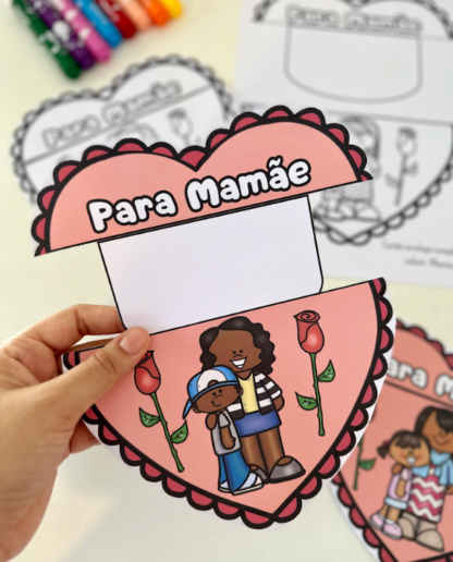 💌 Cartão Envelope Coração – Dia das Mães / Quem cuida de mim (Colorida e Para Colorir)  - Image 3