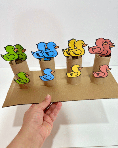 Recurso Patinho colorido no palito para trabalhar cores com turmas da Educação Infantil.