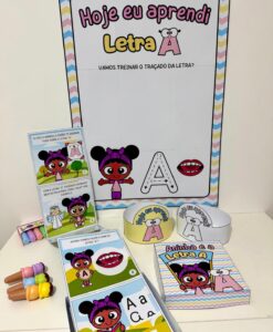 KIT HISTÓRIA NA CAIXA E CARTAZ LETRA “A”