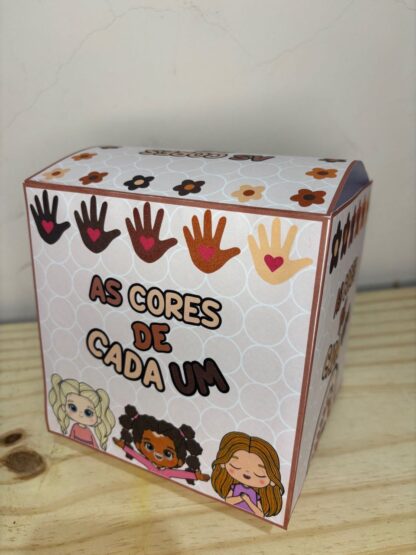 As Cores de Cada Um – Historinha na Caixa - Imagem 3