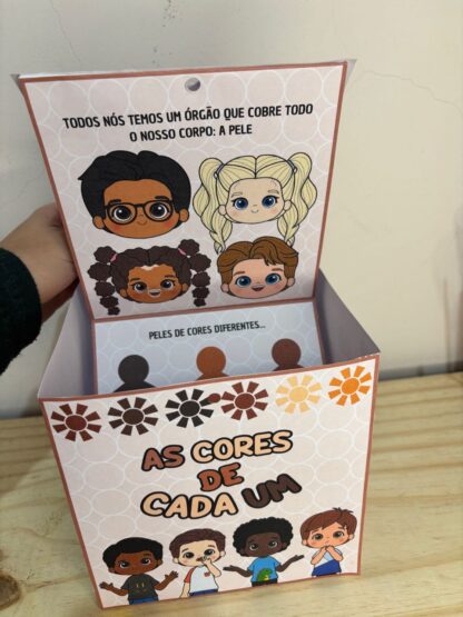 As Cores de Cada Um – Historinha na Caixa - Imagem 5