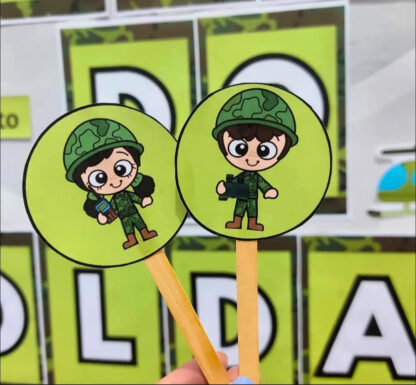KIT DIA DO SOLDADO - PAINEL, BINÓCULO, PALITOCHES, MEDALHA E SEQUENCIA DIDÁTICA. - Imagem 4
