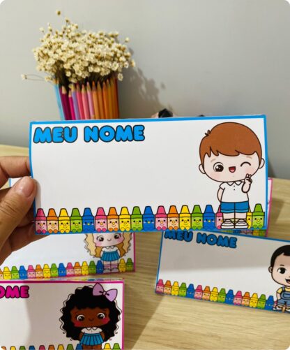 arquivo volta as aulas, arquivo digital volta às aulas, arquivo pedagógico digital volta às aulas, crachá volta as aulas pdf, arquivo crachá de mesa para imprimir , crachá de mesa para imprimir educação infantil, arquivo digital pedagógico crachá de mesa, arquivo lembrancinhas volta as aulas, arquivo digital lembrancinhas volta as aulas, lembrancinhas volta as aulas pdf, recurso pedagógico volta às aulas, arquivo crachá de mesa pdf, recursos para educação infantil, recurso para volta às aulas, recurso pedagógico para volta às aulas