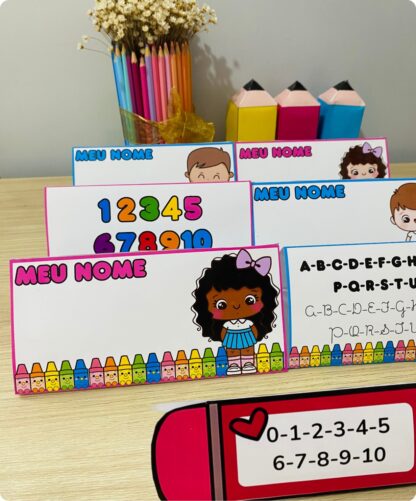 arquivo volta as aulas, arquivo digital volta às aulas, arquivo pedagógico digital volta às aulas, crachá volta as aulas pdf, arquivo crachá de mesa para imprimir , crachá de mesa para imprimir educação infantil, arquivo digital pedagógico crachá de mesa, arquivo lembrancinhas volta as aulas, arquivo digital lembrancinhas volta as aulas, lembrancinhas volta as aulas pdf, recurso pedagógico volta às aulas, arquivo crachá de mesa pdf, recursos para educação infantil, recurso para volta às aulas, recurso pedagógico para volta às aulas