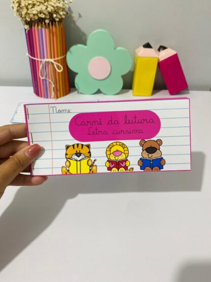 Carnê da Leitura – Textos Curtos em Letra Cursiva para Alfabetização - Imagem 4