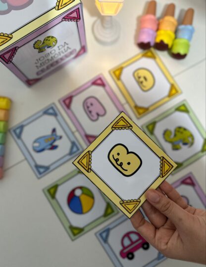 Jogo da Memória do Alfabeto com Caixa e Fichas Ilustradas - Imagem 13
