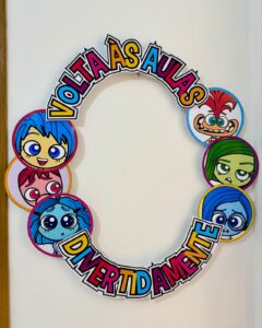 DECORAÇÃO PARA BAMBOLÊ VOLTA ÀS AULAS TEMA DIVERTIDAMENTE.