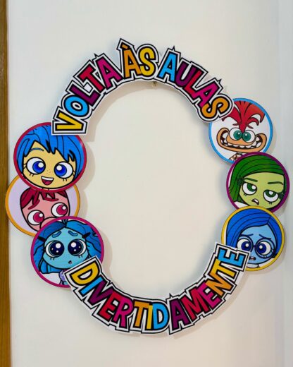 DECORAÇÃO PARA BAMBOLÊ VOLTA ÀS AULAS TEMA DIVERTIDAMENTE.