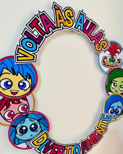 DECORAÇÃO PARA BAMBOLÊ VOLTA ÀS AULAS TEMA DIVERTIDAMENTE. - Imagem 2