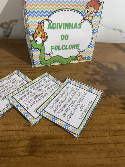 Caixa adivinhas do folclore