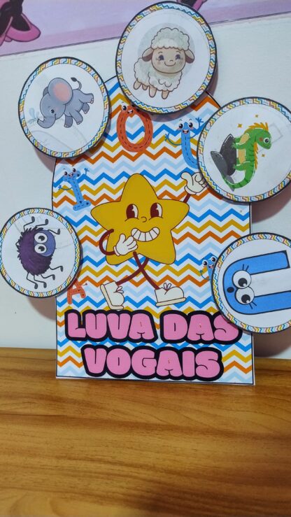 Kit das Vogais: Luva de histórias + Viseira - Imagem 2