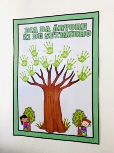 Painel dia da árvore pintura com as mãos
